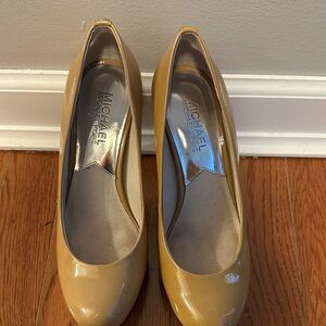 Michael Kors Beige Patent leather heels.